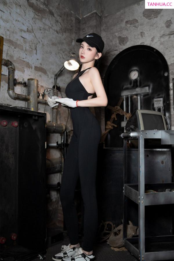 周于希dummy  [XiuRen]高清写真图 2024.01.26 No.8027 周于希Sally 丰腴美臀第24张图片